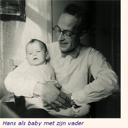 Hans van der Laarse als baby met zijn vader