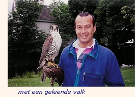 Hans van der Laarse met een valk op de hand