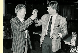 John de Mol verwelkomt Peter Jan op Schiphol met champagne