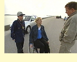 Ruben, Desiree en Peter Jan met op de achtergrond de nieuwe auto