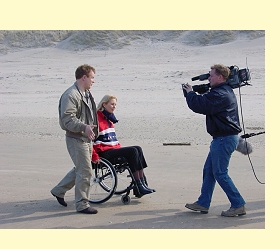 Peter Jan en Desiree tijdens de opnames op het strand bij Heliomare