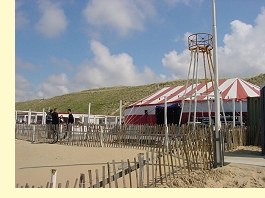 De feesttent op het strand in Bloemendaal