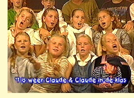 Het publiek zingt de herkenningsmelodie van Claude en Claude in Telekids